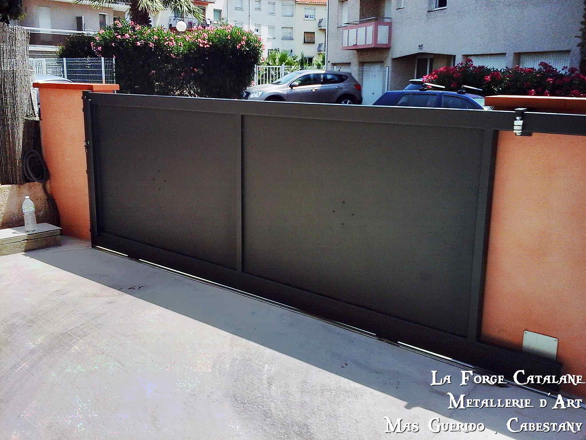 portail coulissant tole plein thermolaquage  forge catalane.jpg